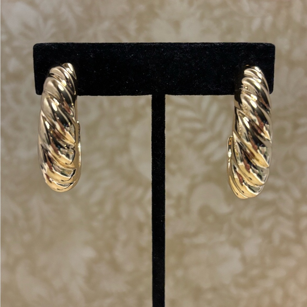 🌻Gold Tone Scalloped Design Hoop Earrings 1-1/2”